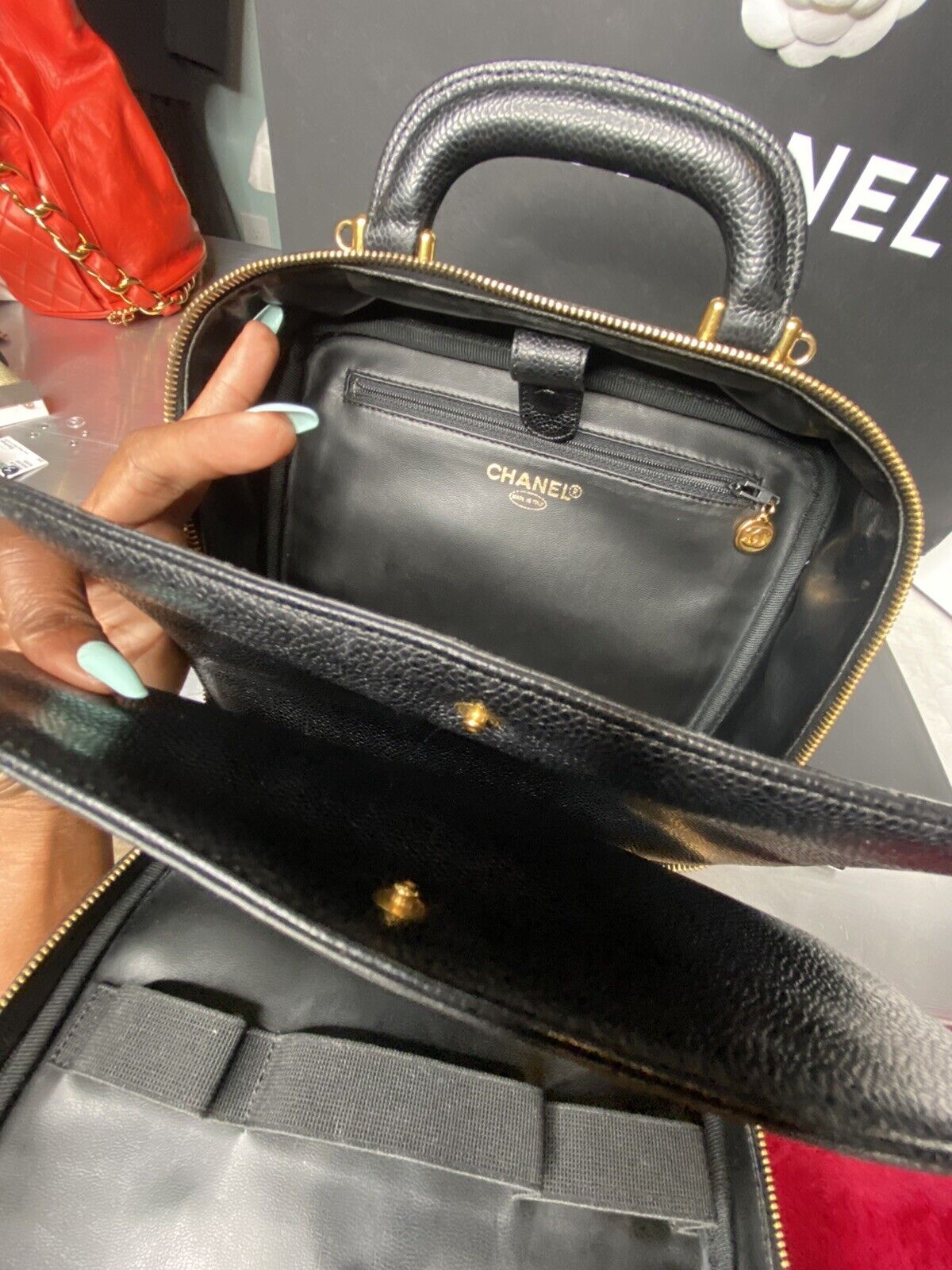 Chanel Vintage Caviar Leather Vanity Case Crossbody Shoulder Hand Bag Medium