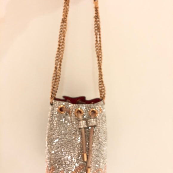 kage hul hed Authentic CHRISTIAN LOUBOUTIN Marie Jane Bucket Metal Bag – AuthenticFab